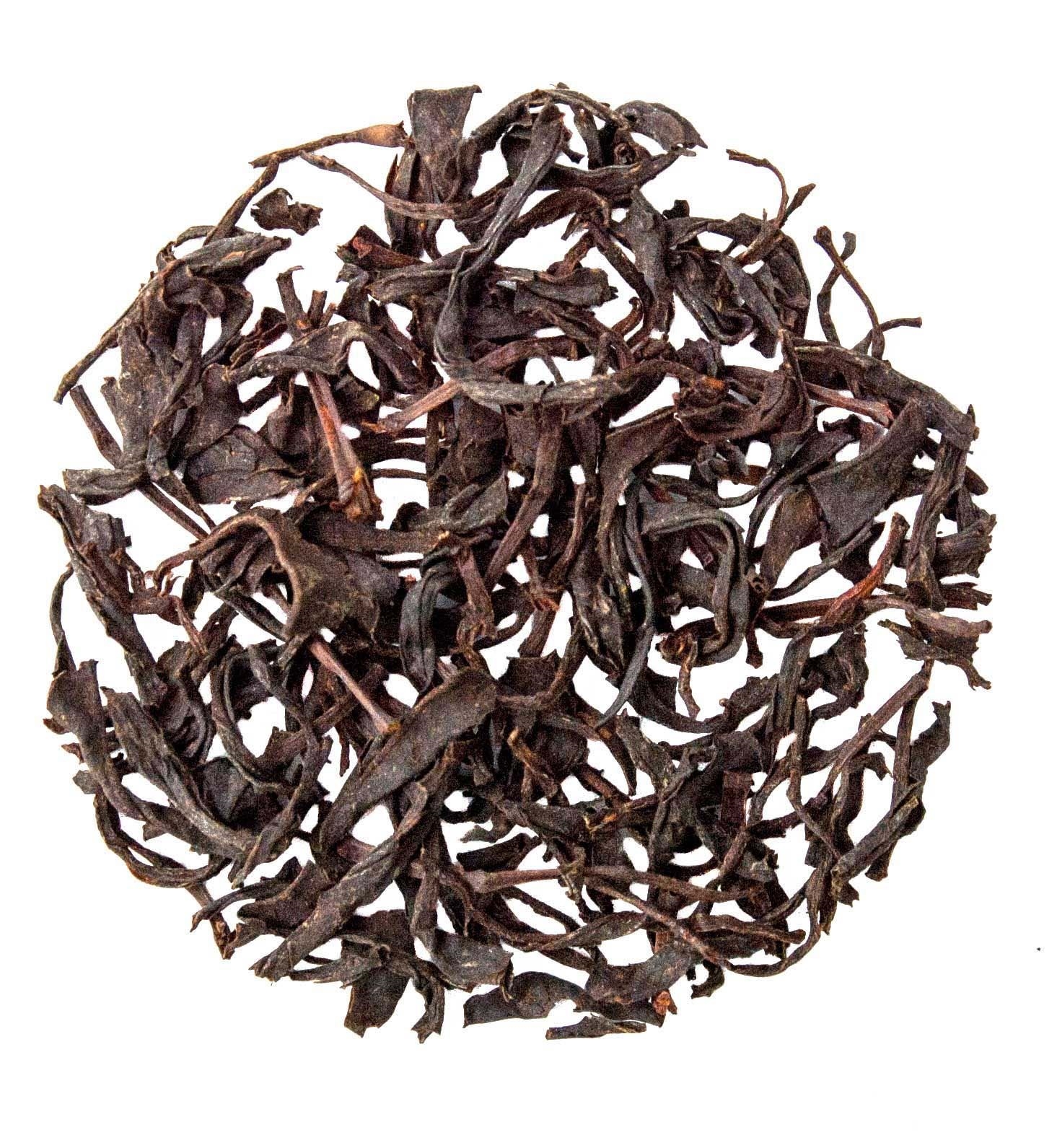 Nahaufnahme von losem schwarzem Tee, Schwarztee-Blatt, lose Teeblätter, Dunkle Teeblätter, Schwarzer Tee, Teeblätter-gefaltet