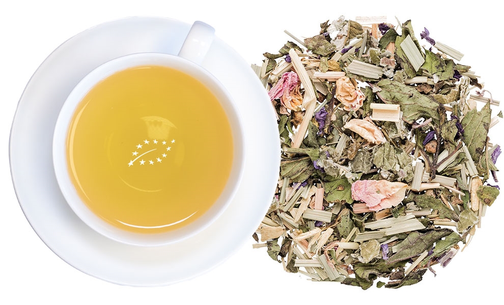 Weiße Tasse Kräutertee neben loser Kräuterteemischung, Kräutertee, Tee, Kräuter, Blätter, Infusion
