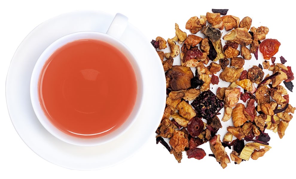 Lose Früchtetee-Mischung aus getrockneten Apfelstücken, Beeren und weiteren Fruchtstücken auf weißem Hintergrund, tee, tasse, gelbstich, kräutertee, teesorte, grüner tee, teetasse, kräutertee, tee blätter, aufguss