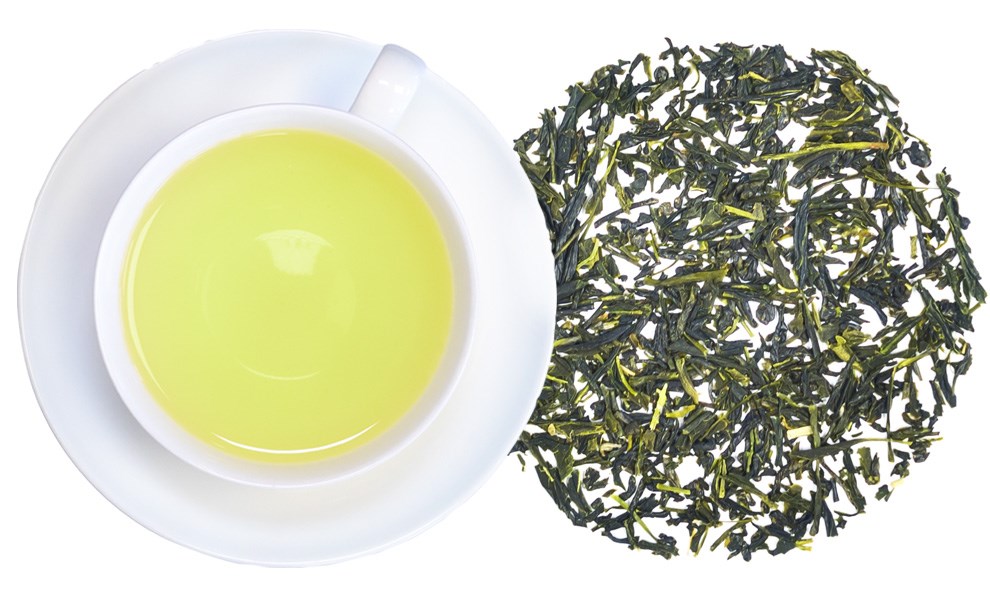 Weiße Tasse mit aufgebrühtem japanischem Grüntee