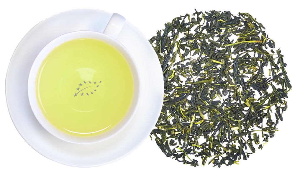Weiße Tasse mit aufgebrühtem japanischem Grüntee, Grüner Tee, Teeblätter, Teetasse, Teekännchen, EU-Logo