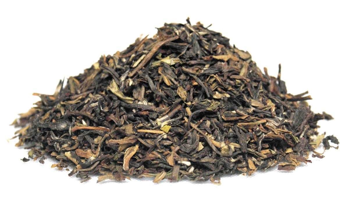 Haufen loser schwarzer Darjeeling-Tee, Schwarztee, Lose Blätter, Tee, Brühtee, Kräutertee?