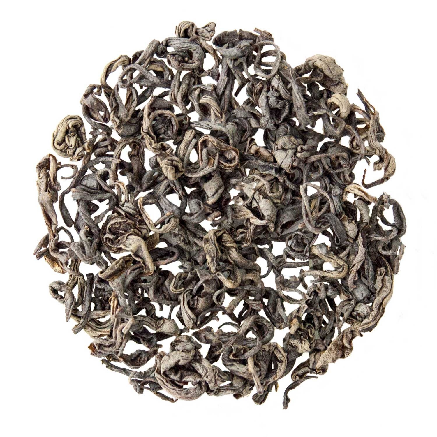 Nahaufnahme von losem, gerolltem grünem Tee, Oolong-Tee, Teeblätter, gegossen, lockig, braun