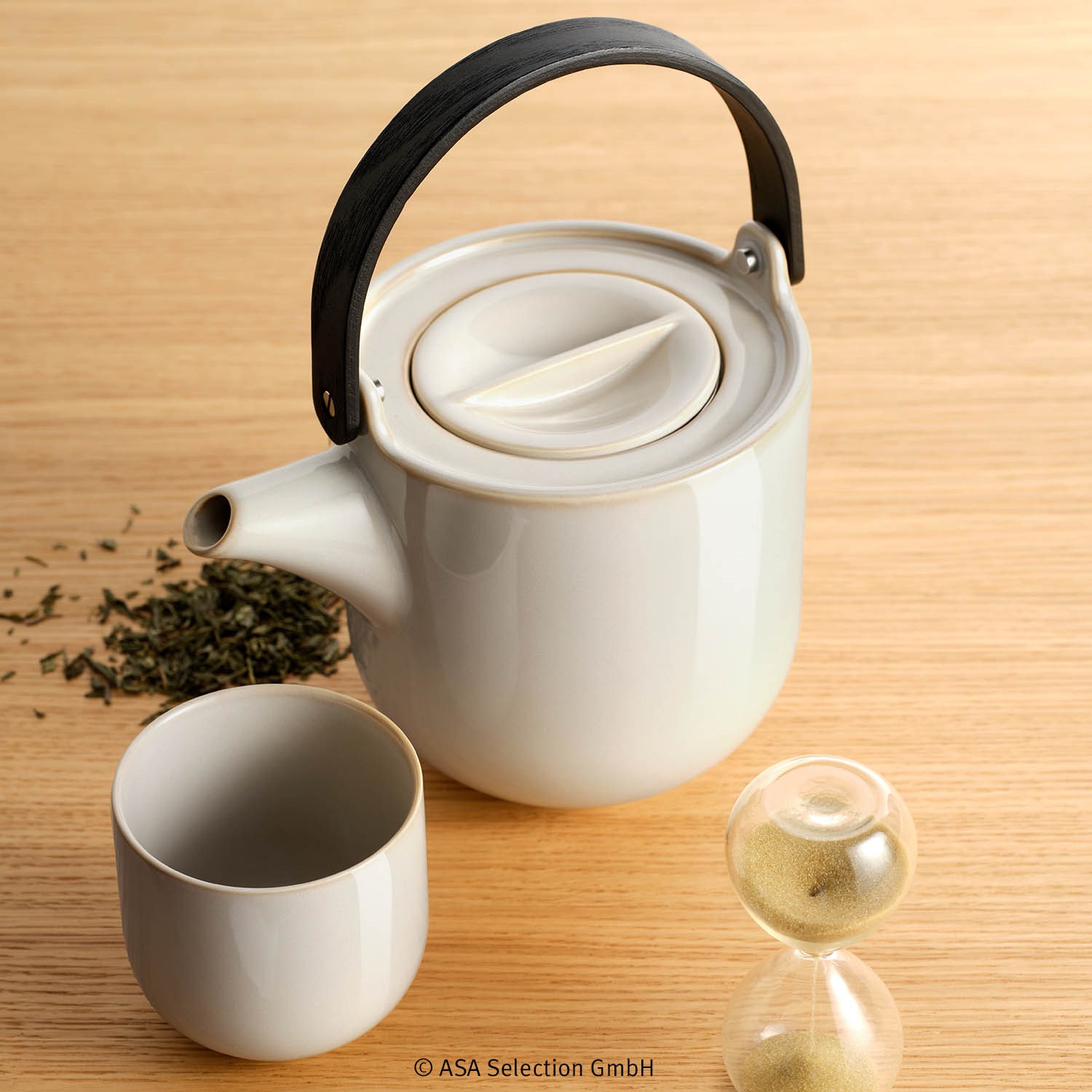 Moderne Keramik-Teekanne mit Becher und Sanduhr auf Holz, Teekanne, Kanne, Gehäuse, Teekanne-Set, Teewärmer?