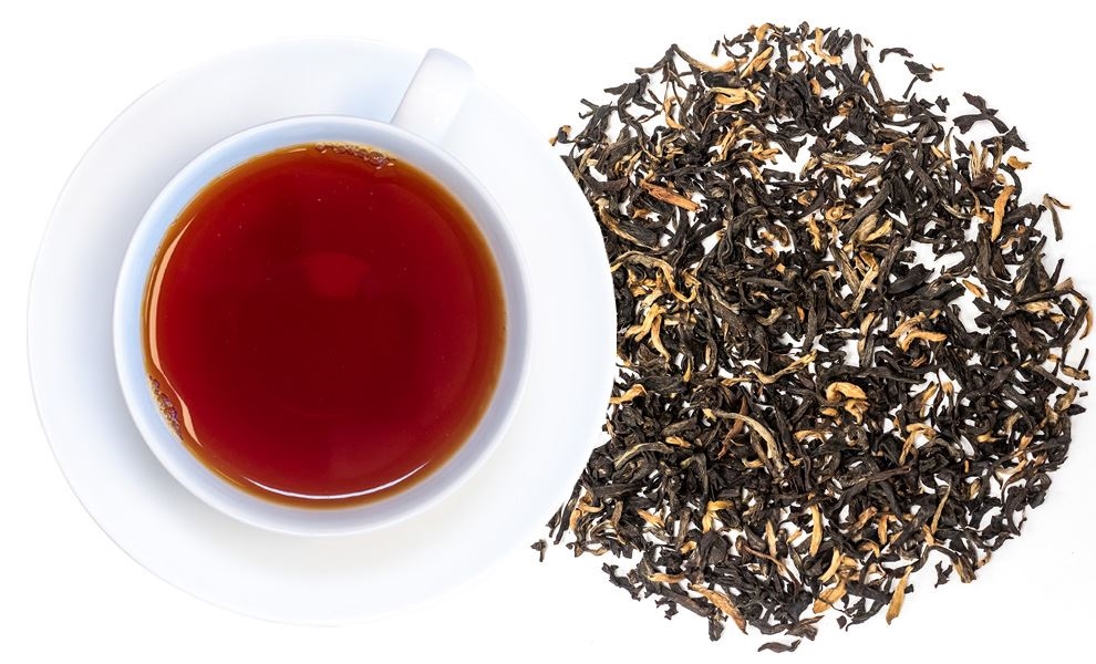 Weiße Tasse mit Schwarzem Tee neben losen Teeblättern, Schwarztee, Tee Blätter, Teekanne, Kraft?, Tassenbildung