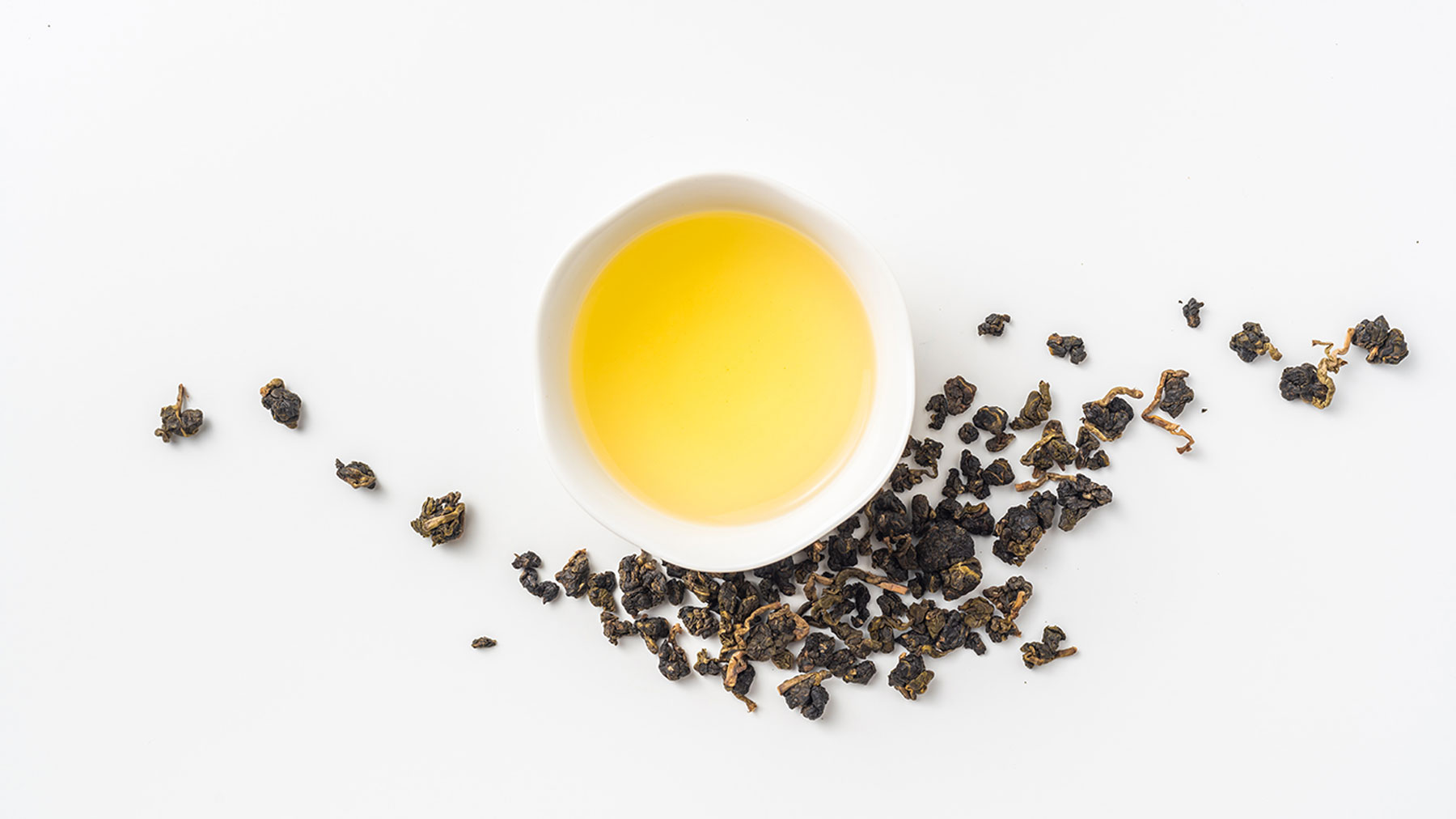 Oolong-Tee, lose Teeblätter, goldgelber Aufguss, gerollte Teeblätter