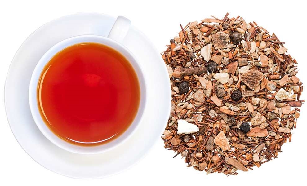 Weiße Tasse Kräutertee neben loser Teemischung, tee, tee-beutel, tee-arten, losertee, kräutertee