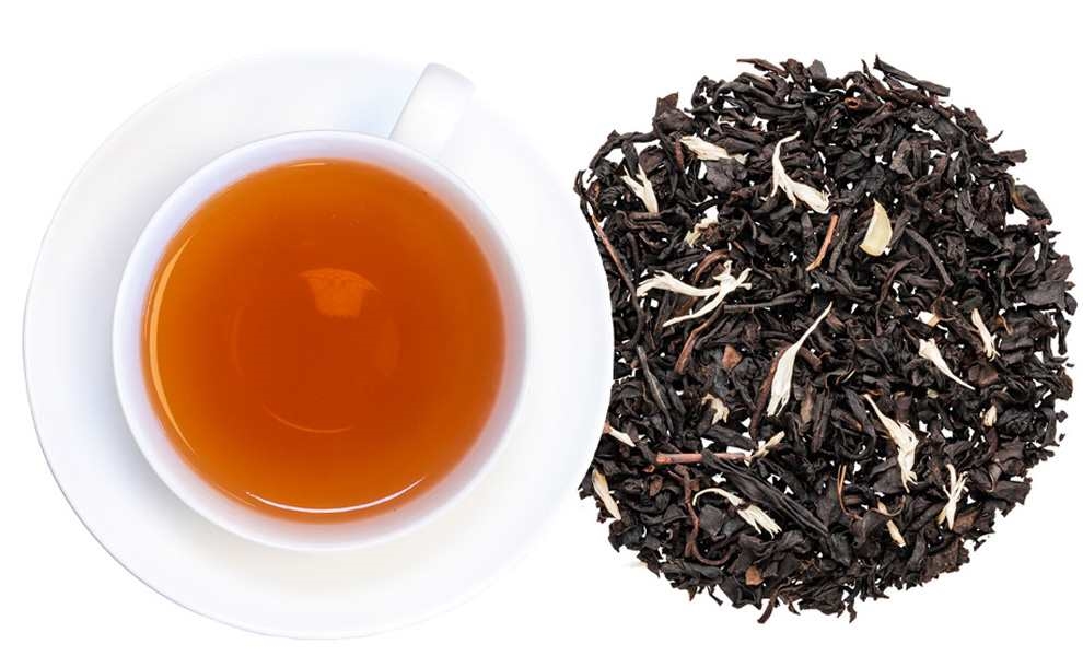 Weiße Tasse mit schwarzem Tee neben losen Teeblättern, tee, schwarzer tee,  loser blatt, tasse, dunkel rötlich-braun