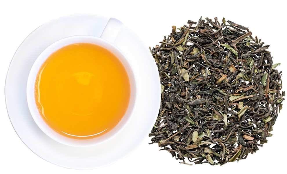 Tasse grüner Tee neben losen Teeblättern, tee, grüner tee, lose blätter, tee infuser, blättertee