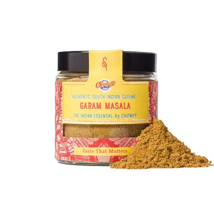 Glas mit Garam Masala Bio 50 g von SoulSpice, indische Bio-Gewürzmischung mit gemahlenem Gewürz vor weißem Hintergrund, garam masala, Gewürz, gemahlene poudere, Curry-Gewürz, indische Küche