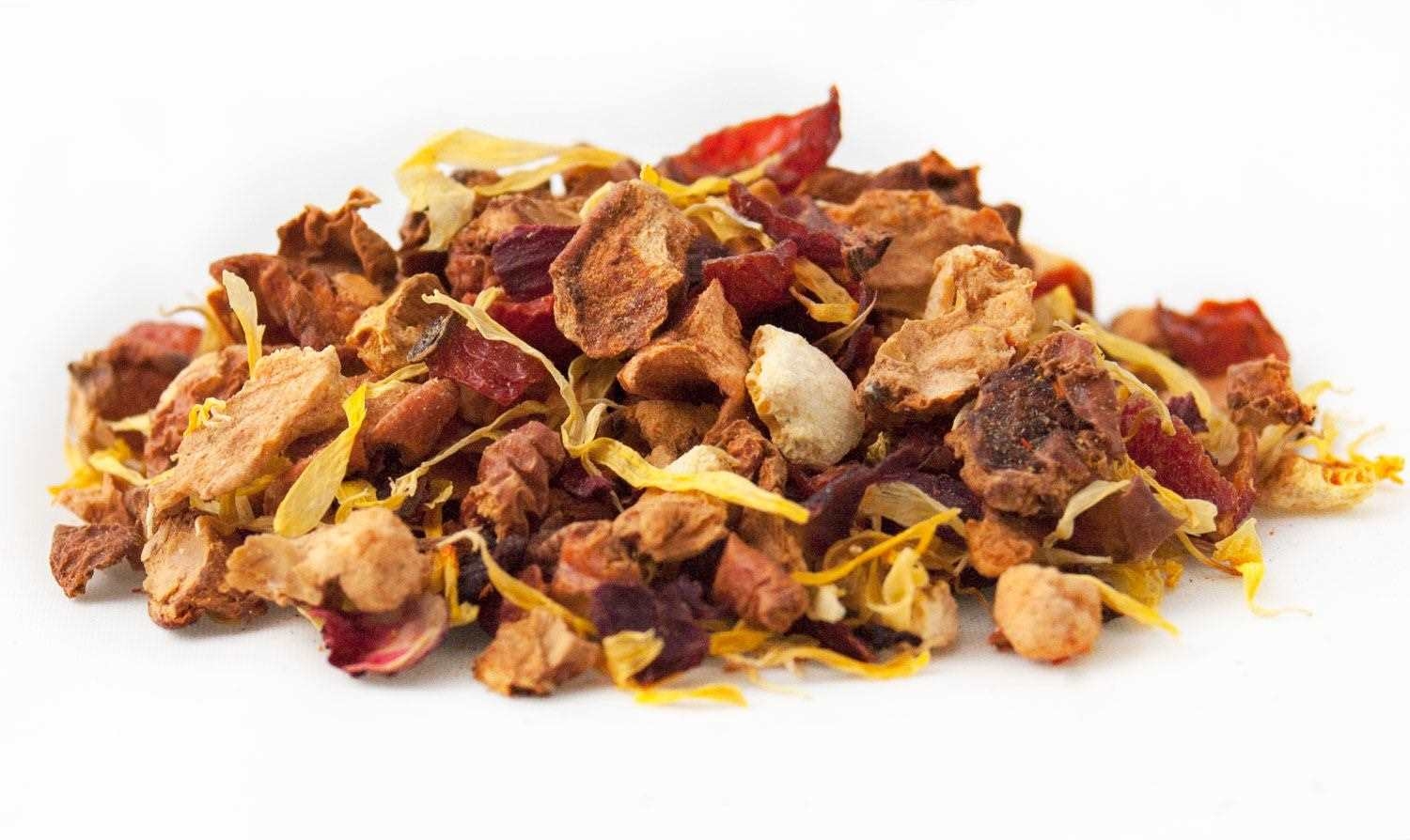 Bunte Früchtetee-Mischung aus getrockneten Früchten, Kräutertee, getrocknete Früchte, Blüten, Kräuter, Tee-Mischung