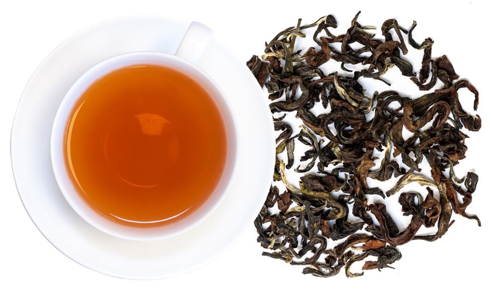 Weiße Tasse Oolong-Tee mit losen Teeblättern daneben, Tee, Kleine Teetasse, Lose Tee Blätter, Getrocknete Blätter, Schwarzer Tee