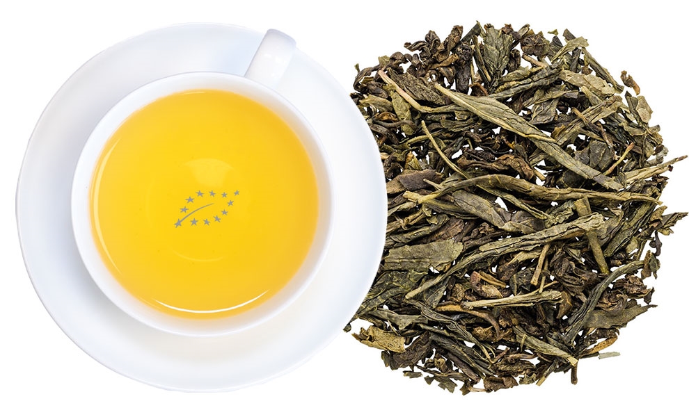 Tasse grüner Tee neben losem Grüntee, Tee, Grüner Tee, Sencha, Blätter, Tyramid