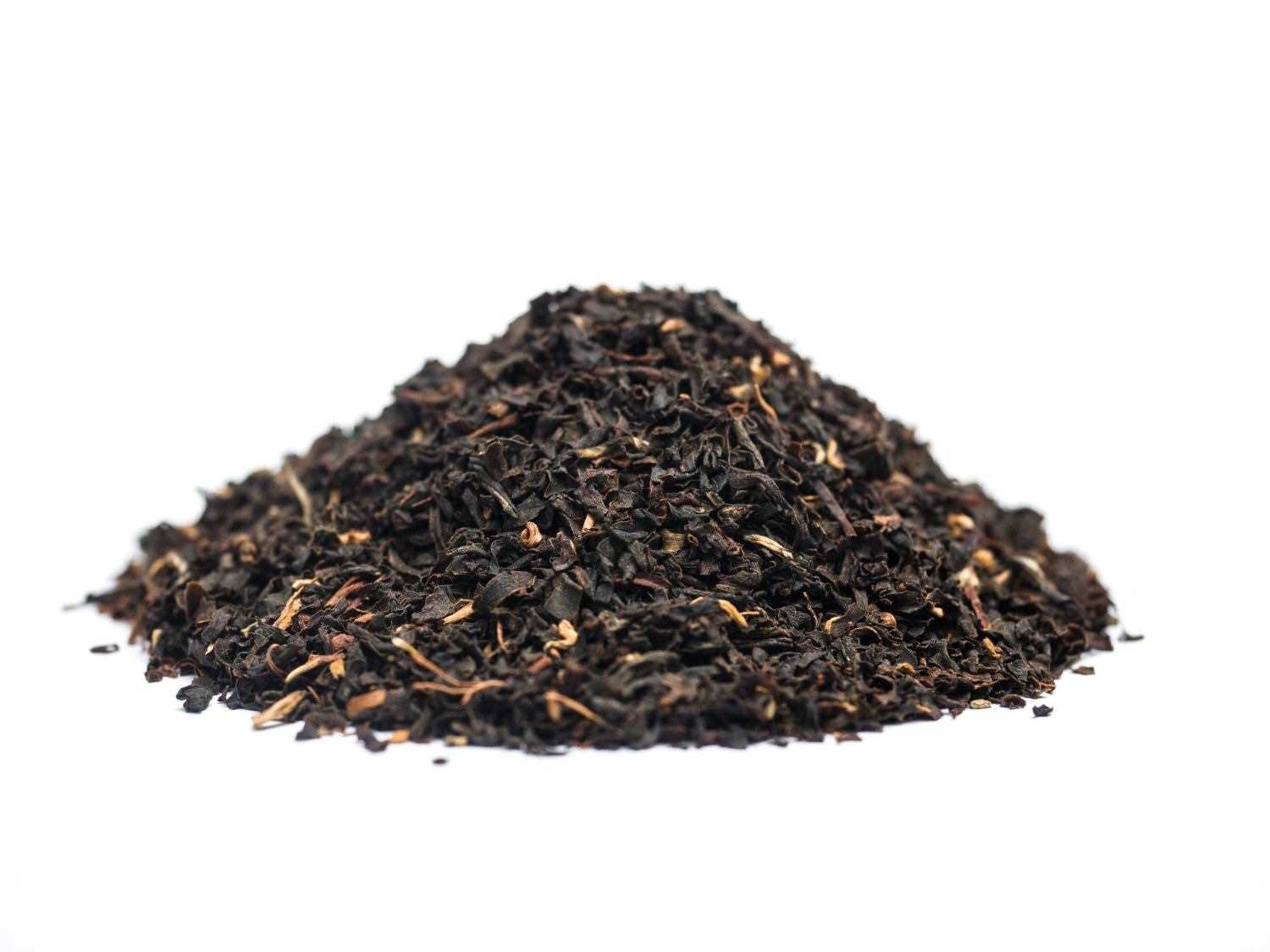Haufen loser Schwarzer Tee auf weißem Hintergrund, Tee, Schwarz, lose Blätter, Blättertee, Koffeinhaltig