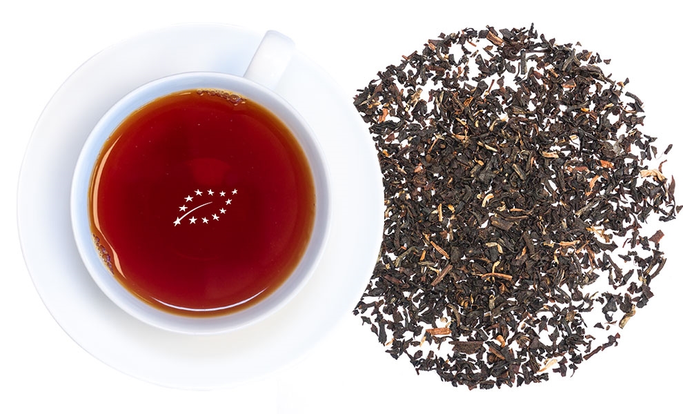 Tasse schwarzer Tee neben losen Teeblättern, tee, tee blätter, kunstblätter, europa europa, kaffe?