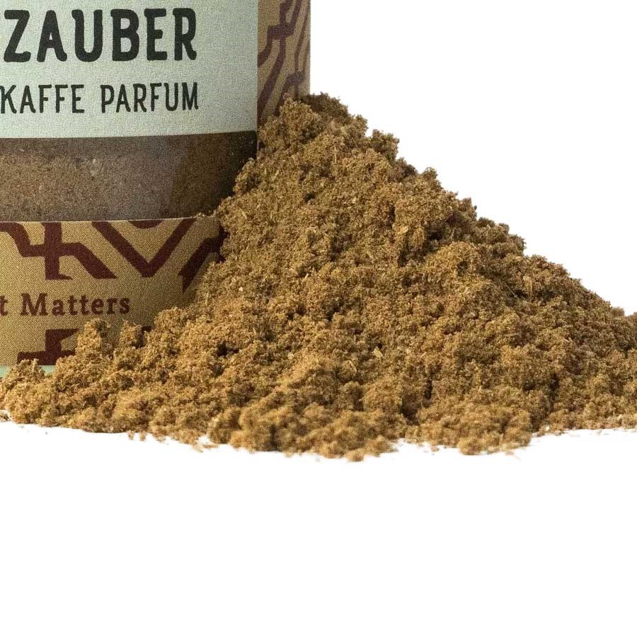 Nahaufnahme von gemahlenem Gewürzpulver „Kaffee Parfum“, das aus einer Dose ausgeschüttet wurde, Kaffeepulver, Kaffee, Gemahlter Kaffee, Kaffeemischung, Puderform