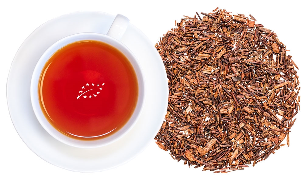 Weiße Tasse mit Rooibostee und losem Rooibos-Tee, tee, tee blatt, tee topf, rottee, tee blatt kupfer