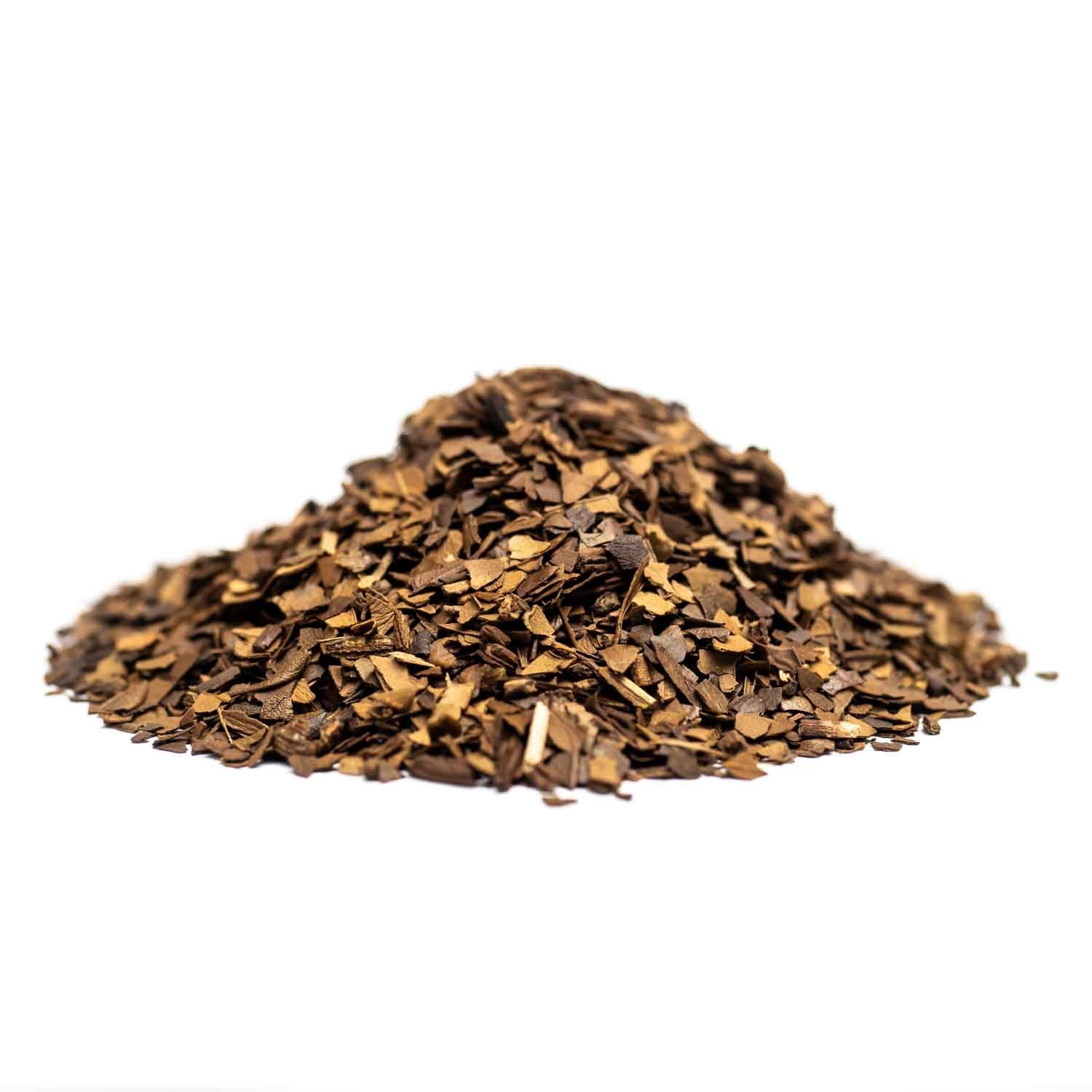 Haufen brauner Holzspäne in Nahaufnahme, Schokoladenraspel, Raspelschokolade, Kakao, stückige Schokolade, braun