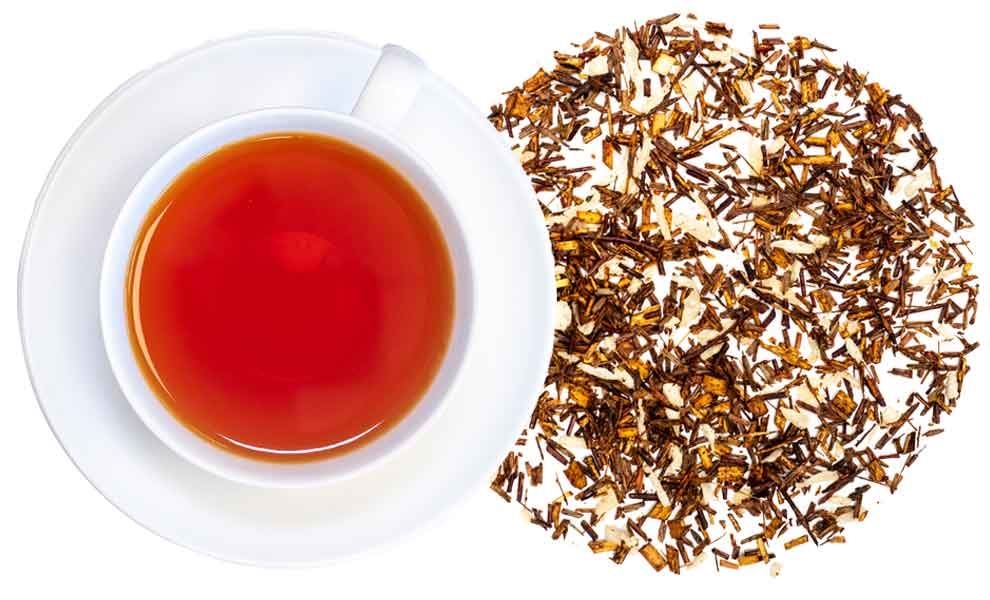 Weiße Tasse mit Rooibostee und losem Rooibostee, tee, tee-auszug, roter-tee, tea, aufguss