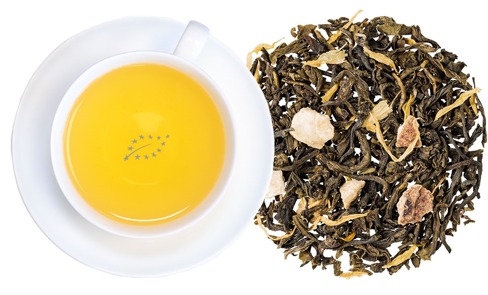 Tasse grüner Tee mit losem Früchtetee daneben, tee, tea, grüner tee, teeblätter, kräutertee