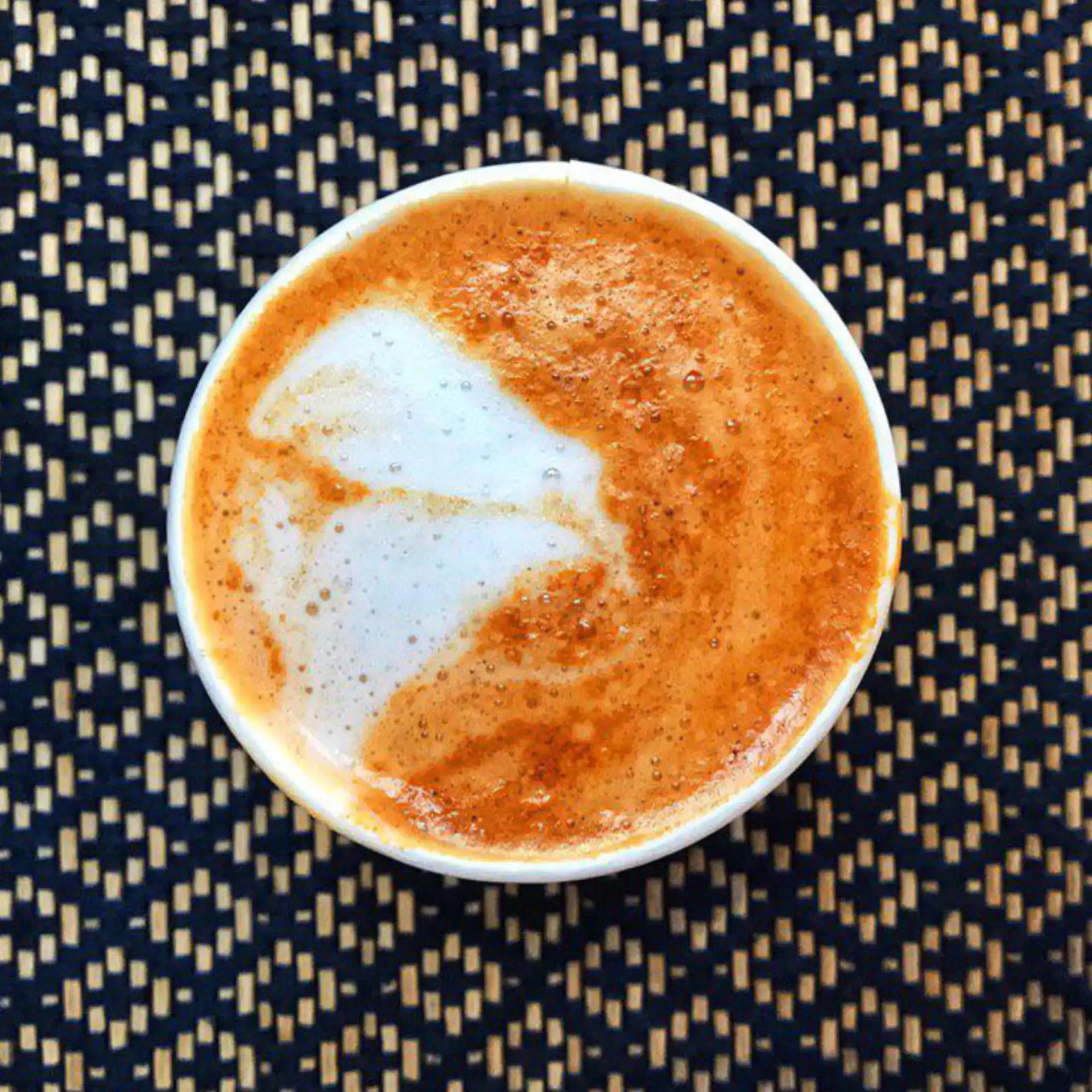 Kaffee, Cappuccino, Milchschaum, Orangetön, Becher