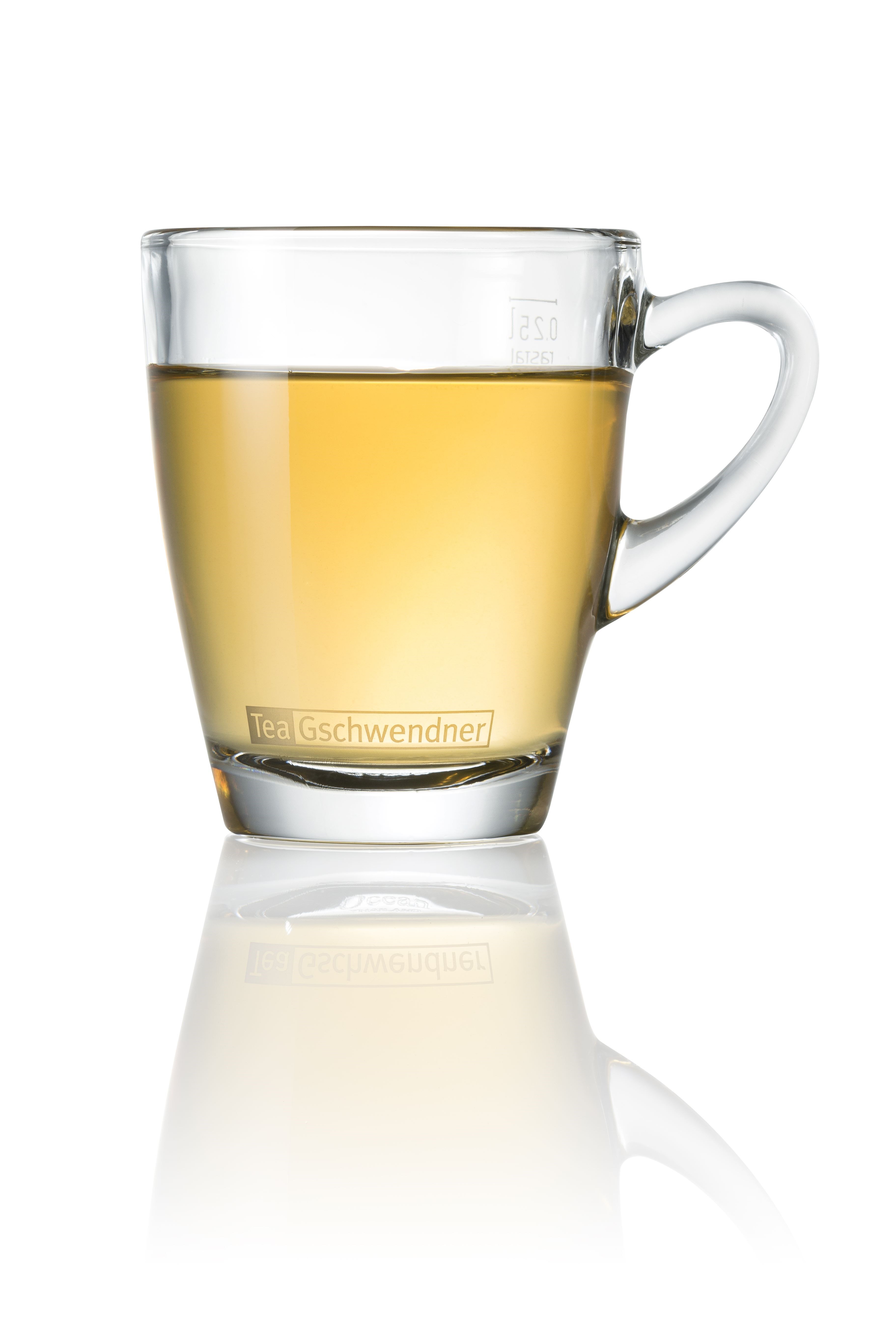 Tasse Green Manjolai BIO Grüntee, gelbgrüne Tassenfarbe, glasbecher, tee, trinkglas, goldene farbe, tasseninhalt, glas, tee, tee-becher, glasbecher, tasse, glas, tee-becher, hintergrund-weiß, goldener-tee, glasbecher, glas, tee, gläser, becher, tasse