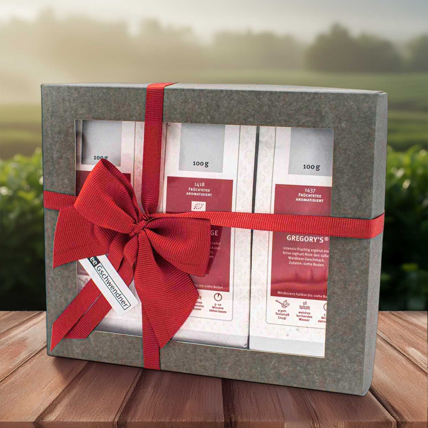 Dreifach fruchtig Früchtetee Geschenk mit drei Sorten, Geschenkset, Verpackung, Rotes Ribbon, Boxenseitz, Geschenkbox, Geschenkset, Kastenverpackung, Roter Band, Kartenverpackung, Fruchtmarmelade?