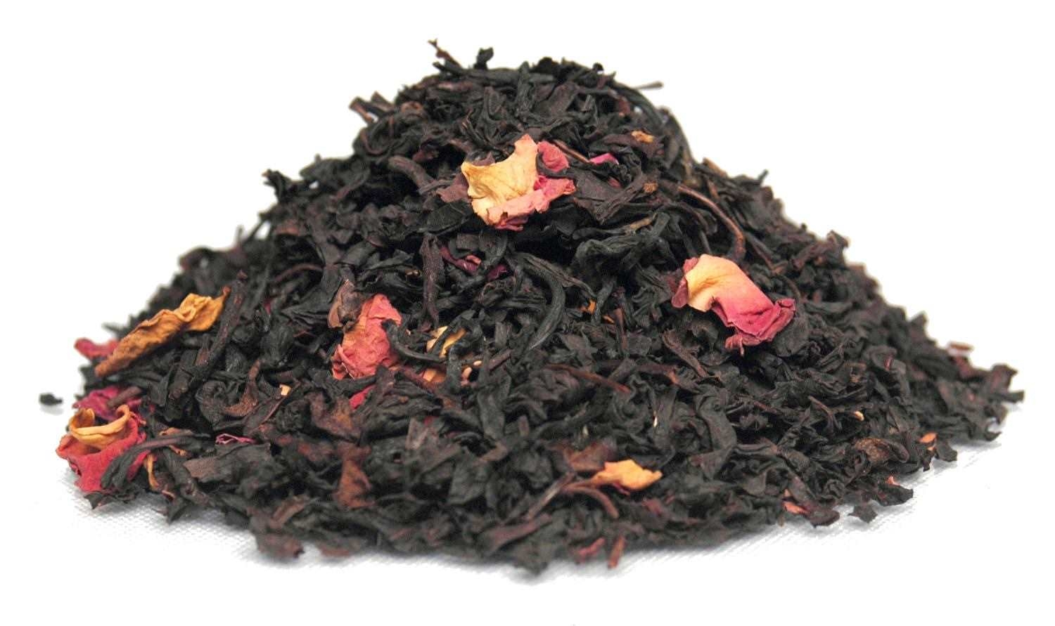 Haufen loser schwarzer Tee mit Rosenblüten, Schwarztee, Lose Blätter, Blütenstücke, Rosenblätter, Arabischer Tee