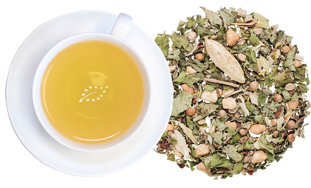 Weiße Tasse Kräutertee neben loser Kräutermischung, Kräutertee, Teekanne, loser Tee, Kräutertee Mischung, Brennnessel?, Kräuterblätter