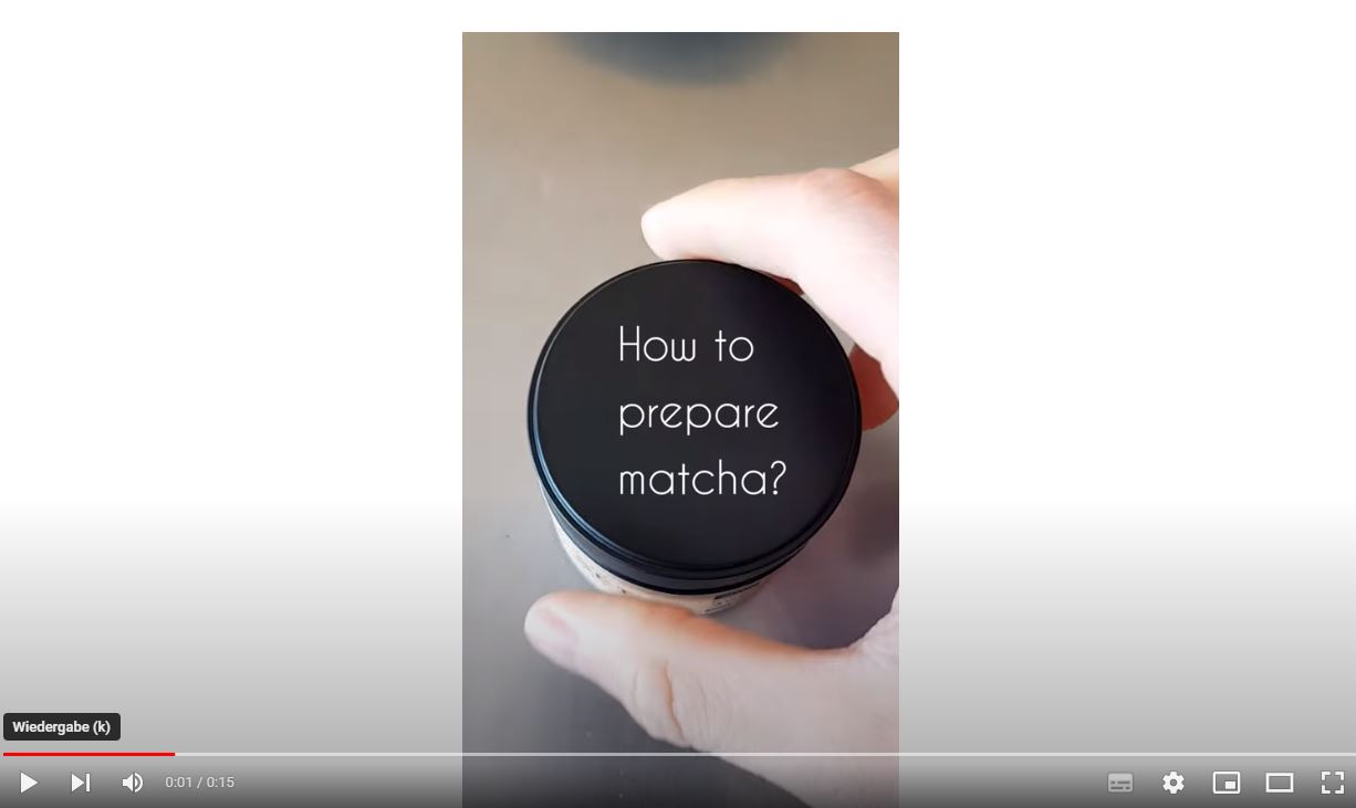 Hand hält Dose mit Text How to prepare matcha
