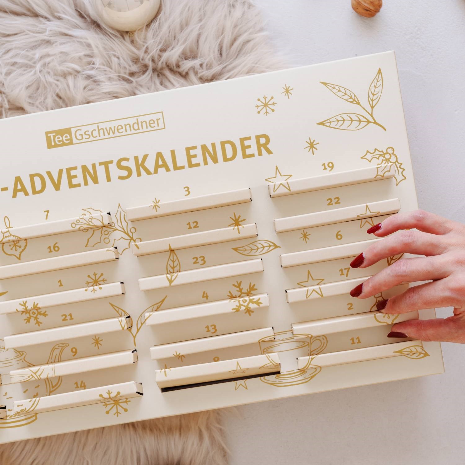 Hand öffnet Tee Gschwendner Tee-Adventskalender,  Adventskalender,  Advent calendar,  Tee,  Tasse,  Gold