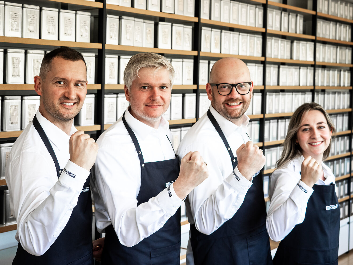 Gewerbeküche, Team, Schürzen, Weiße Hemden, Brille