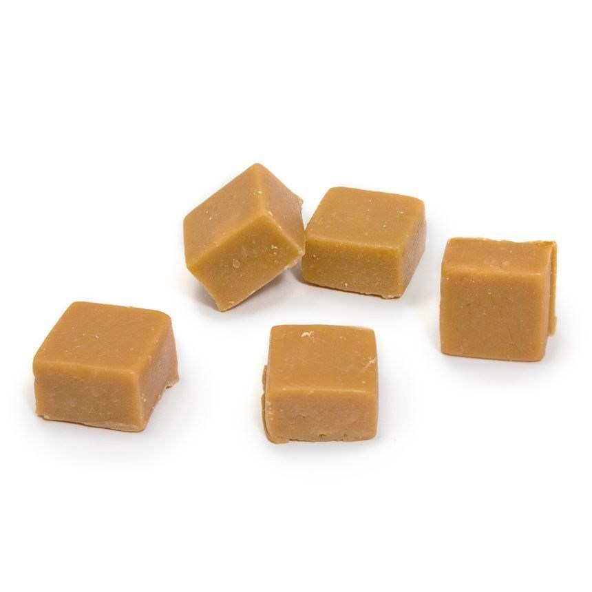 Fünf weiche Karamell Toffee Würfel auf weißem Hintergrund, Karamell, Köpfe, Fudgy Würfel, Karamellbonbons, Squariform