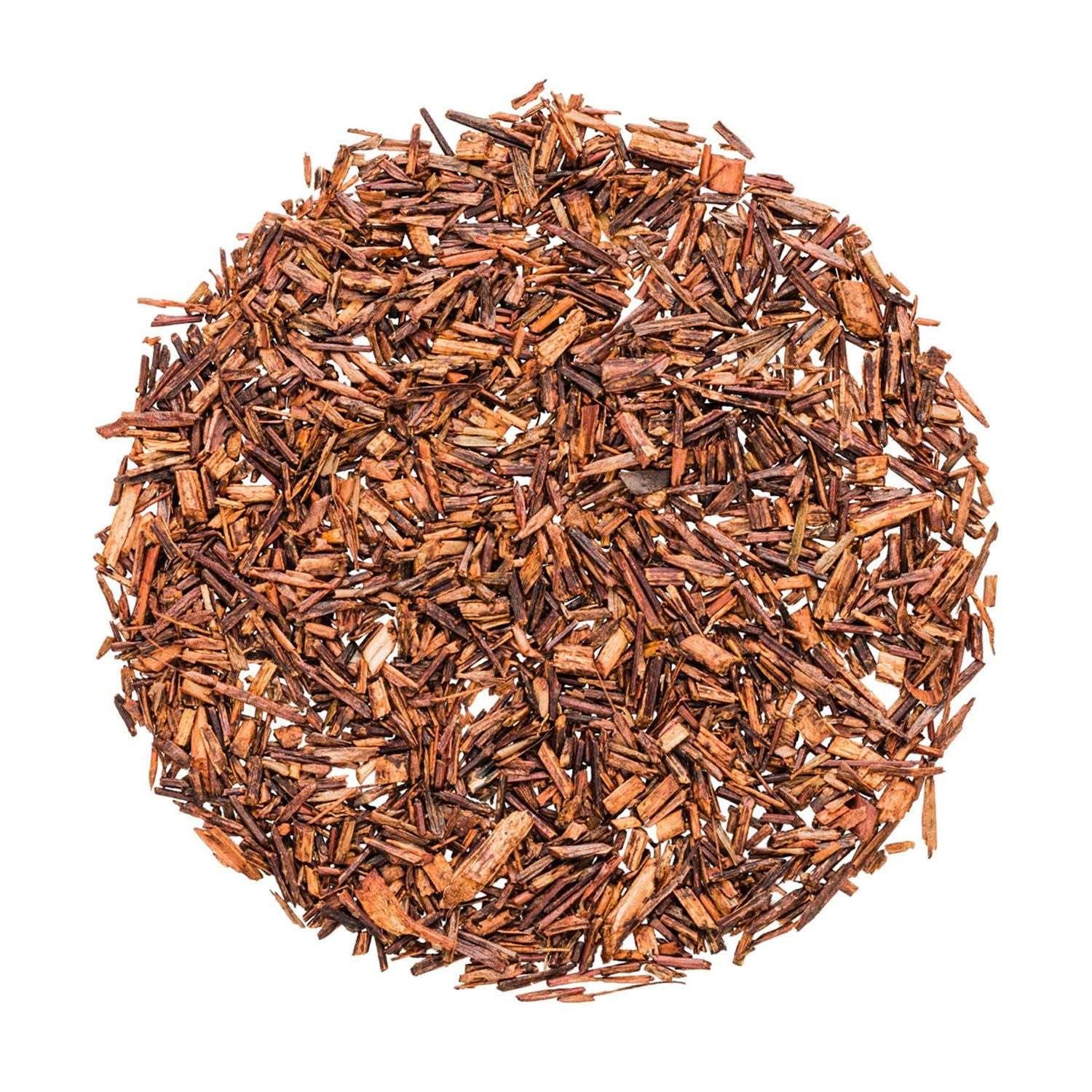 Runde Portion loser Rooibos-Tee auf Weiß, Rooibos, Rote Holzstücke, Kräutertee, Pulverfrei, Teeblätter