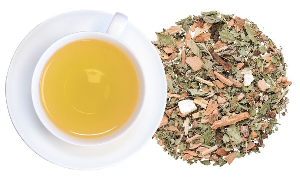 Weiße Tasse mit Kräutertee und loser Kräutermischung, tee, grüner tee, krauttee, loser blatttee, tasse tee