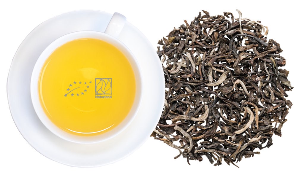 Weiße Tasse mit gelbem Tee und losen Teeblättern, Tee, Teeblätter, Gelber Tee, Lose Blätter, Tasse