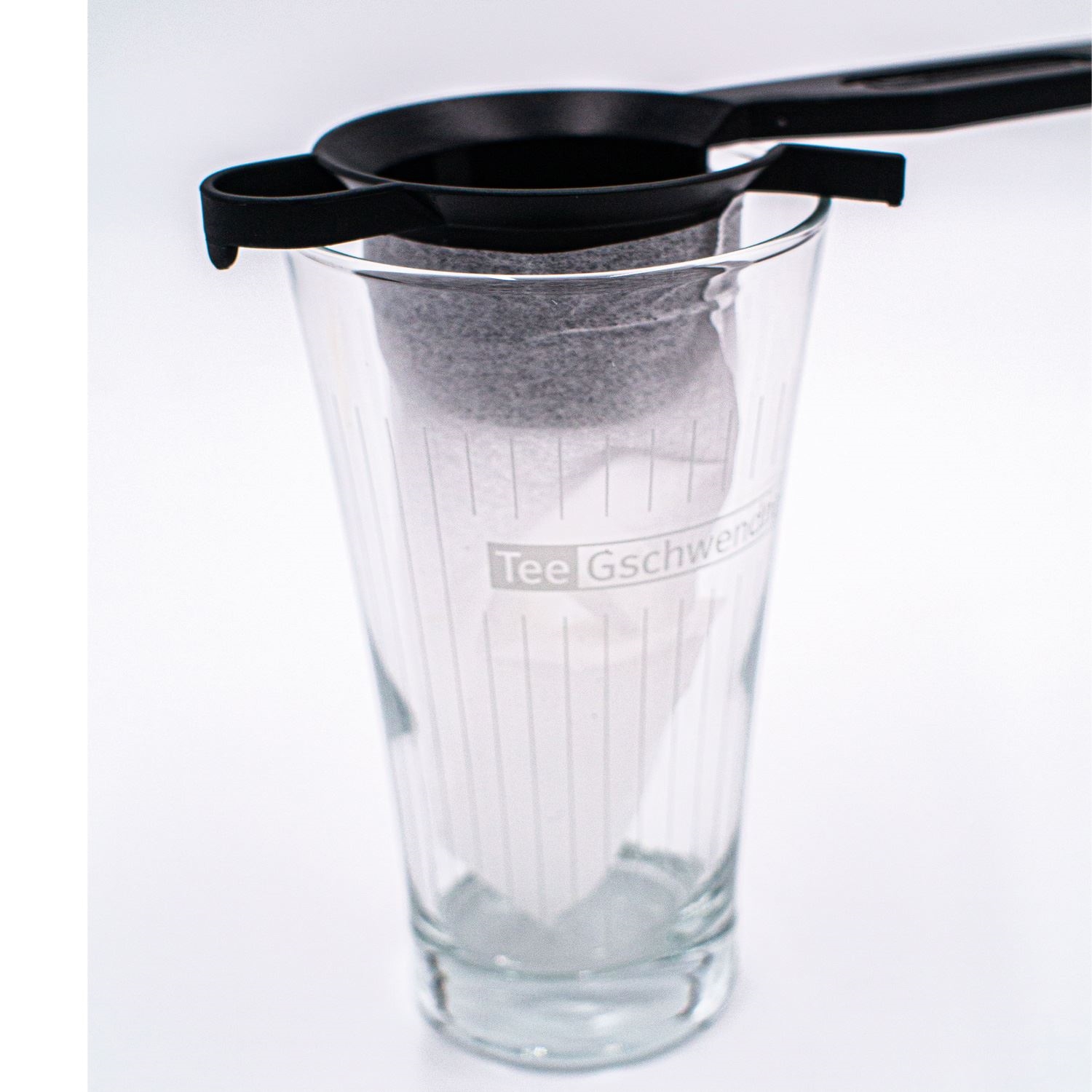 Transparente Teeglas-Tasse mit eingesetztem Teefilter, teekanne, tee filter, glas, becher, press pot