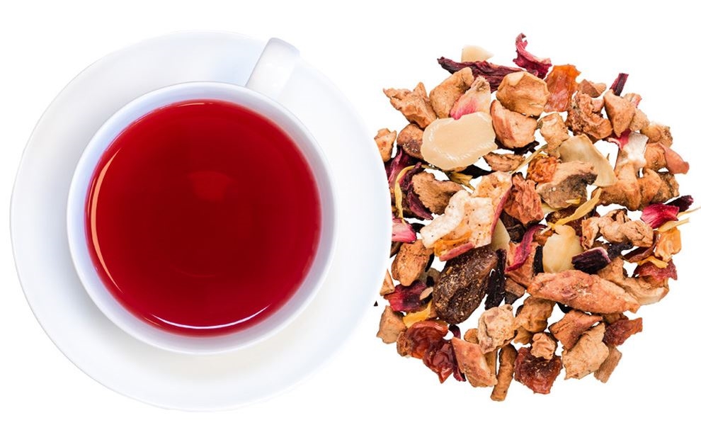 Rote Tasse Früchtetee neben loser Teemischung, Kräutertee, Rooibos, Teetasse, Fruchtige Stücke, Getränkekorb