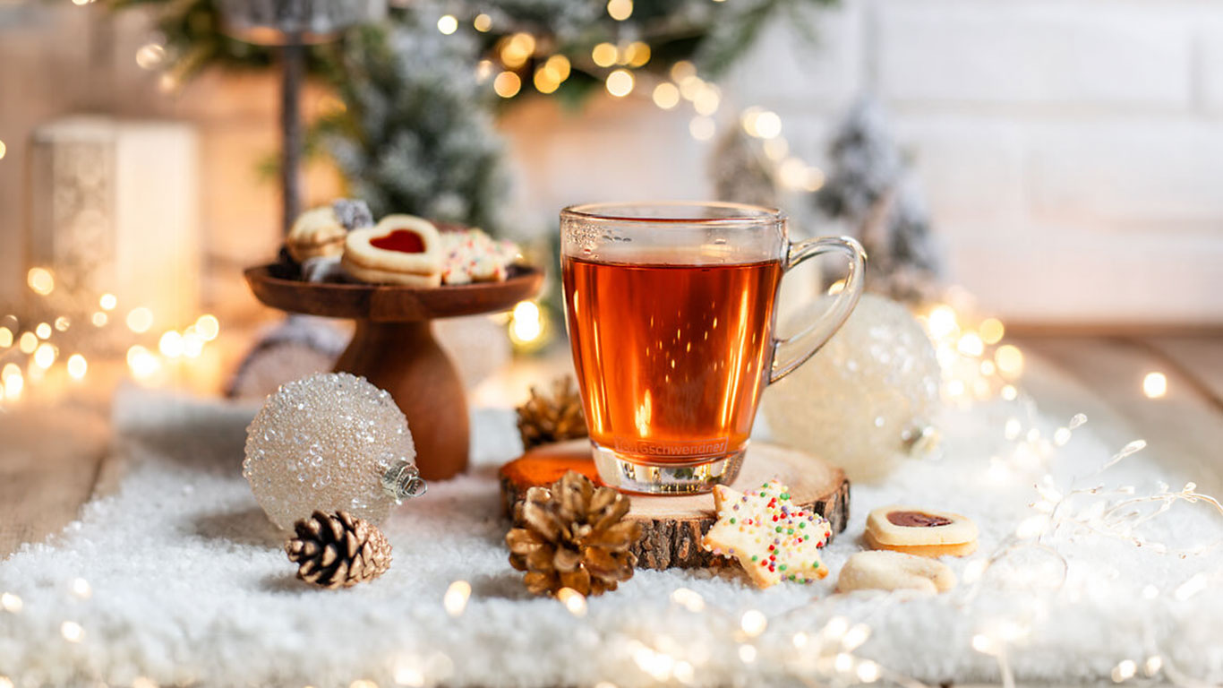 Teeglas, Glas-Tasse, Kaminzauber, Glas mit Henkel, Weihnachtsdeko, Tee, Glasbecher, Getränk, Weihnachtsdeko, Holzunterlage, Tee, Glas, Kerzenlicht, Weihnachtsdekoration, Keks, Glühtee, Tasse, Teeglas, Weihnachten, Dekoration