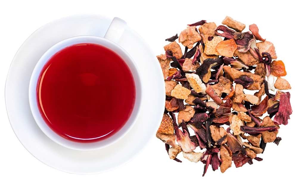 Rote Früchtetee-Tasse mit loser Trockenfrüchtemischung, Hagebuttentee, Hagebuttentee mit Früchteten, Kräutertee, lose Blätter, Rote Flüssigkeit