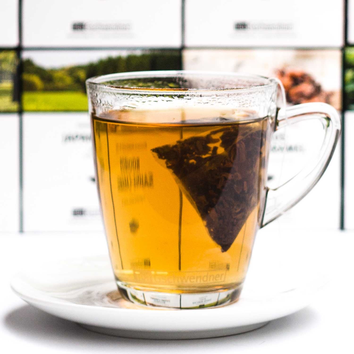 Heißer Tee in Glastasse mit Pyramiden-Teebeutel, Tee, Glas, Teebeutel, Transparenter Becher, Klarer Tee