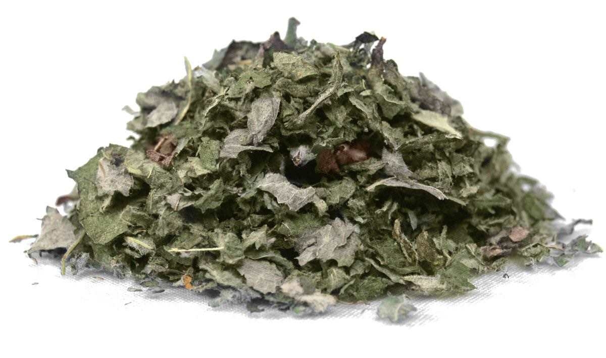 Haufen getrockneter, zerkleinerter Kräuterblätter, Kraut-Teile, getrocknete Blätter, grün, gehackte Kräuter, pile