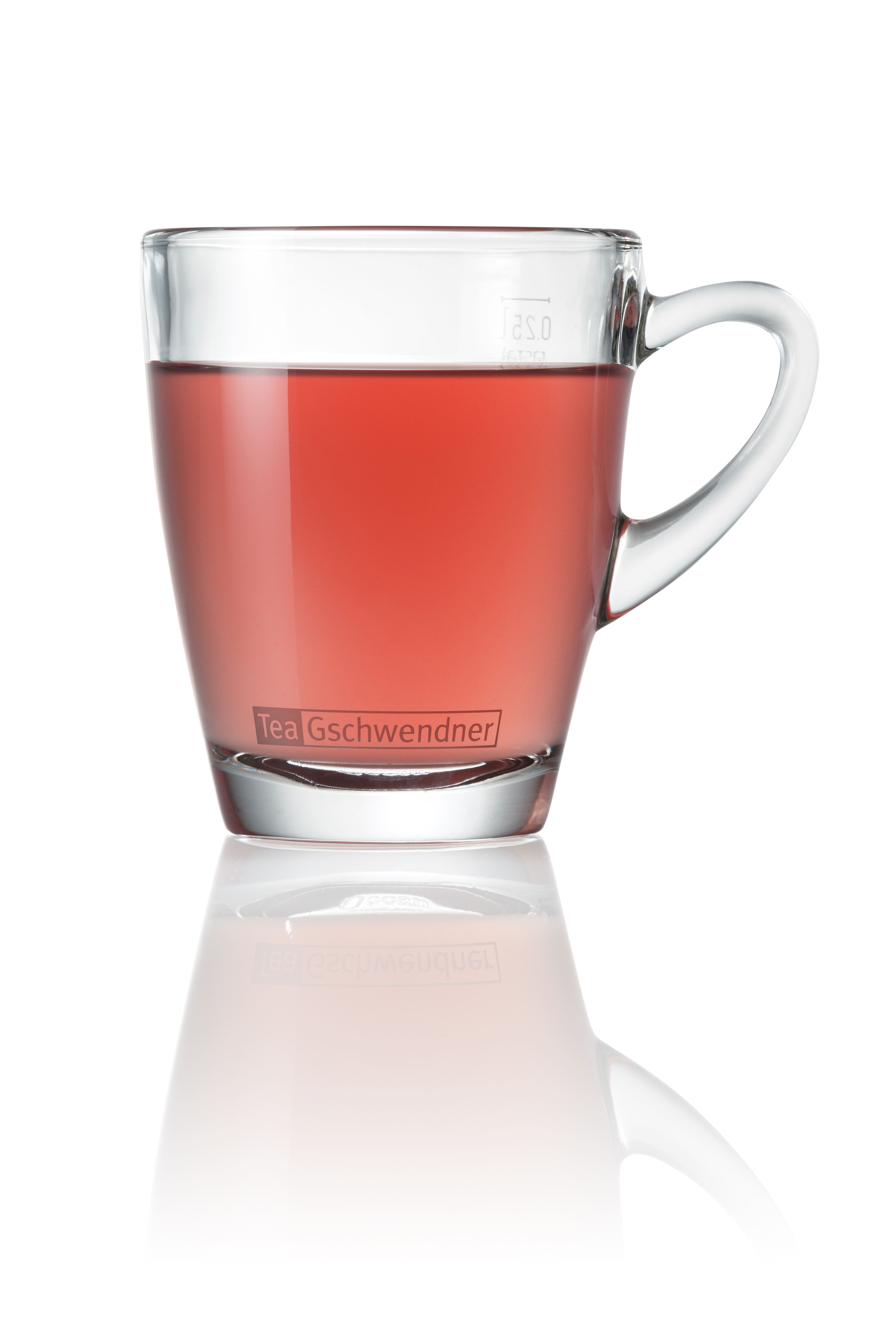Klares Teeglas mit rotem Tee von Tea Gschwendner, glas, tee-glas, tee-becher, rosafarbene-tee, transparent-glass, glasbecher, tee, roter tee, transparent, tassenhenkel, Glasbecher, Teeglas, Roter Tee, Transparent, Trinkgefäß