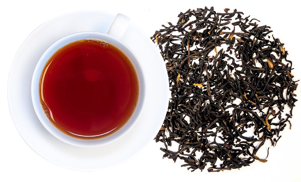 Weiße Tasse mit Schwarzem Tee und losem Blatttee, Tee, Schwarzer Tee, Lose Blätter, Urmarke, Tasse mit Untertasse