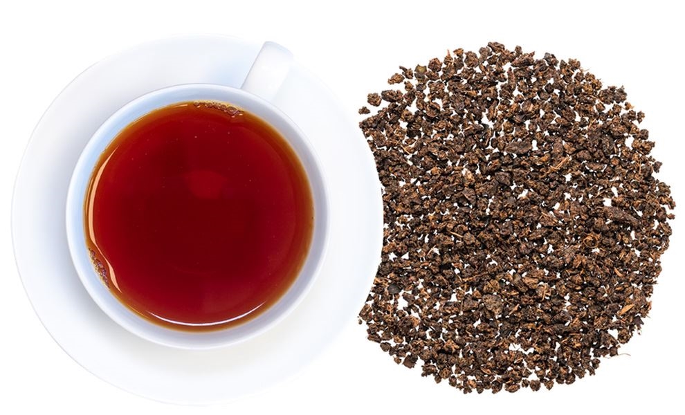 Weiße Tasse Schwarzer Tee neben losem Tee, Tee, Schwarzer Tee, Teetasse, Lose-Tee, Aufgussgetränk