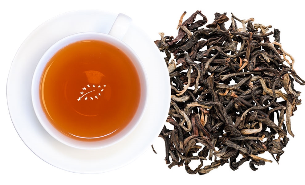 Weiße Tasse schwarzer Tee neben losen Teeblättern auf weißem, Tee, Schwarztee, Teeblätter, Kupferfarbene Tee, Teezubehör