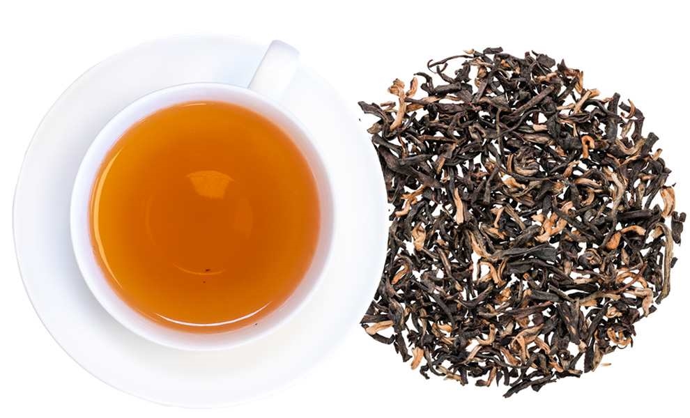 Weiße Tasse mit Schwarzem Tee und losen Blättern, Tee, Schwarztee, Loser Tee, Tee-Blätter, Kaffeepause?
