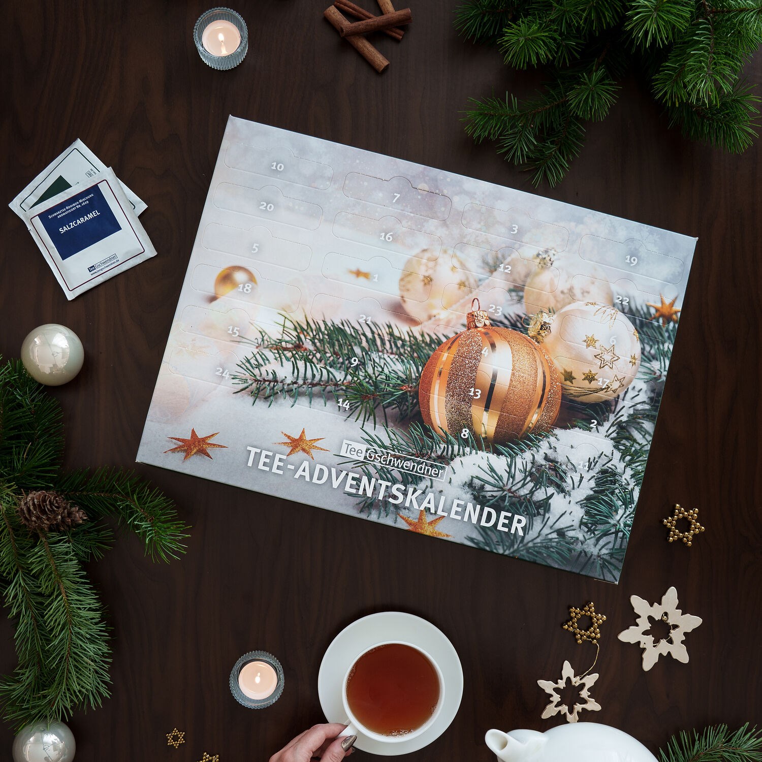 Tabelle mit Zutatenliste verschiedener Adventskalender-Tees, Adventskalender, Schwarzer Tee, Grüner Tee, Früchtetee, Rooibostee,  Adventskalender, Teekalender, Weihnachten, Ornament, Kaminbeleuchtung, Adventskalender, Tee, Weihnachten, Ornamente, Kerze