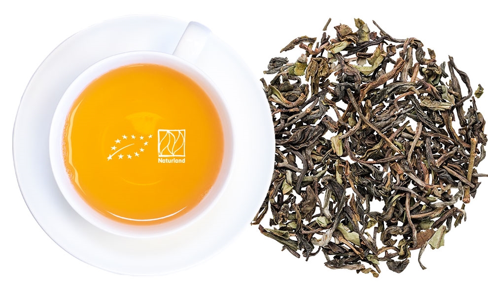 Weiße Tasse Tee neben losem Schwarztee, Tee,  loser Blatt?