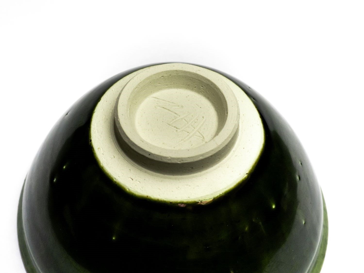 Grüne Keramikschale von unten mit Standring, fußkappe, glasflasche, grün, glaskeramik, tonflasche